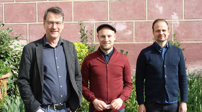 Drei Männer stehen vor der Klosterschule: Wilfrid Arens, Christoph Heimel und Lehrer Patrick Hand.