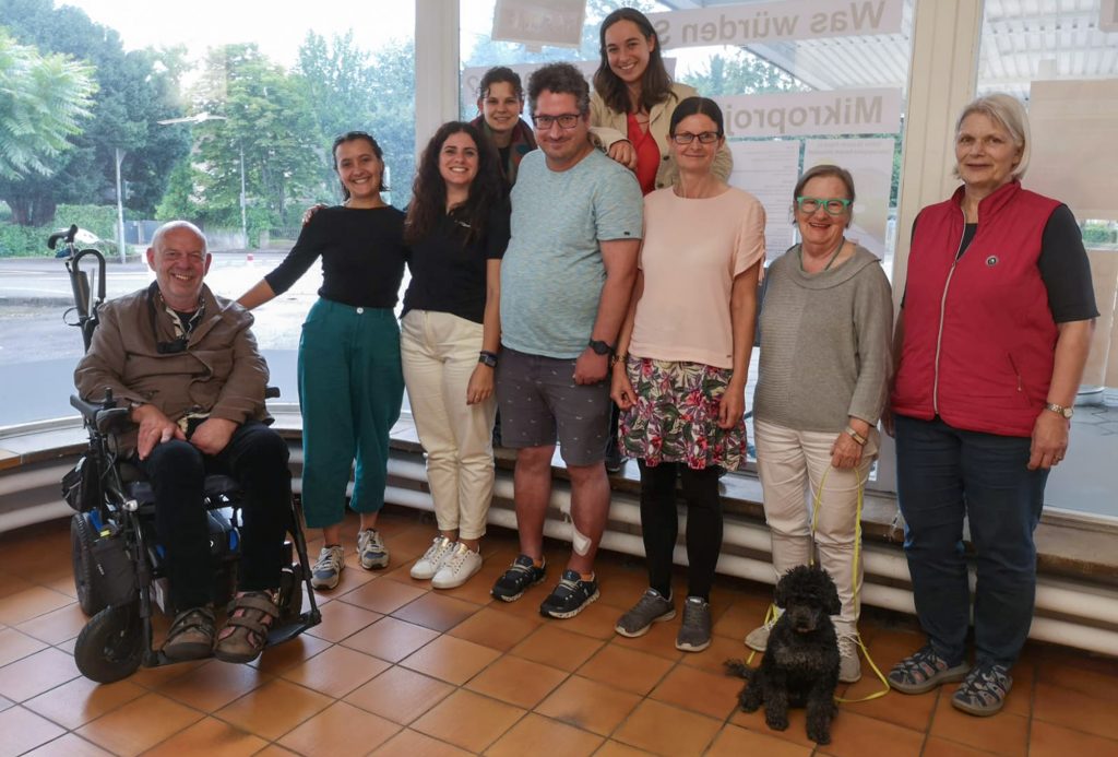 Gruppenfoto von den Lehrern und Lehrerinnen von Wir lernen Deutsch.